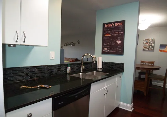 Listing Photo 4 - Condo for sale in building located at 1926 Prairie Sq, Schaumburg, IL 60173 - Unit #108