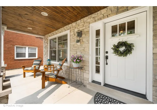 Photo 3 of Single family home for sale at 569 S Stratford Ave, Elmhurst, IL 60126 | MLS# 12777328 | Listing updated on 2026-10-20