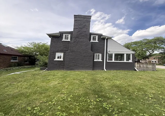 Photo 2 of Single family home for sale at 6800 N Knox Ave, Lincolnwood, IL 60712 | MLS# 12777351 | Listing updated on 2026-10-07