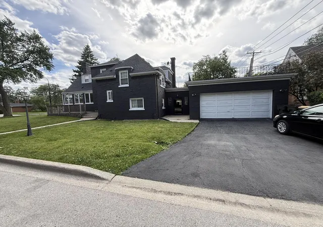 Photo 3 of Single family home for sale at 6800 N Knox Ave, Lincolnwood, IL 60712 | MLS# 12777351 | Listing updated on 2026-10-07