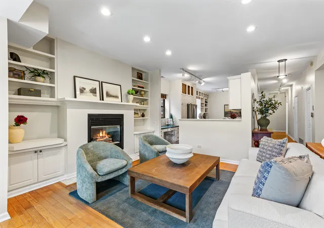 Listing Photo 4 - Condo for sale in building located at 4715 N Beacon St, Chicago, IL 60640 - Unit #2N