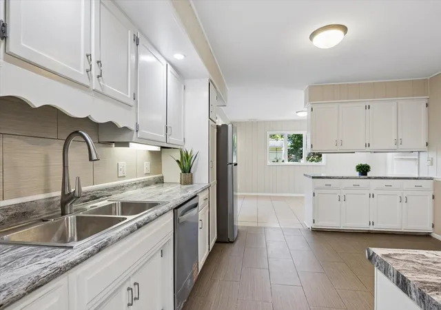Photo 3 of Single family home for sale at 517 Sherwood Dr, Streamwood, IL 60107 | MLS# 12777450 | Listing updated on 2026-10-20