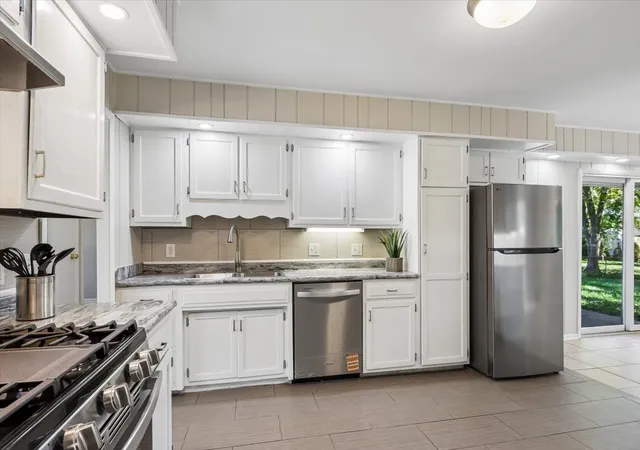 Photo 4 of Single family home for sale at 517 Sherwood Dr, Streamwood, IL 60107 | MLS# 12777450 | Listing updated on 2026-10-20