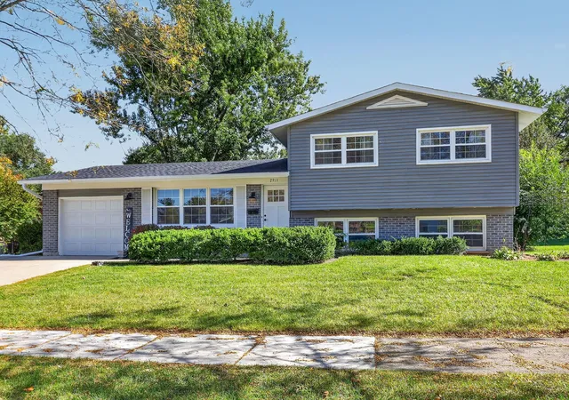 Photo 1 of Single family home for sale at 2911 N Dunton Ave, Arlington Heights, IL 60004 | MLS# 12777462 | Listing updated on 2026-10-09