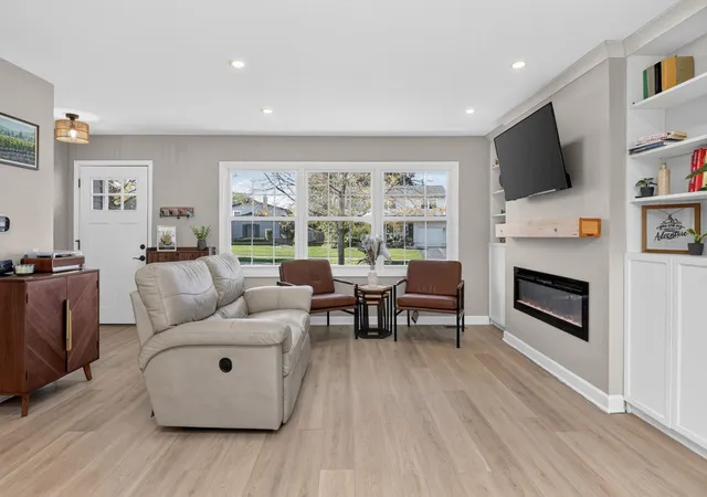 Photo 2 of Single family home for sale at 2911 N Dunton Ave, Arlington Heights, IL 60004 | MLS# 12777462 | Listing updated on 2026-10-09
