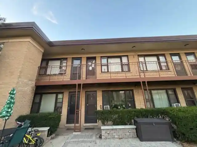 Listing Photo 2 - Condo for sale in 31 King Arthur Ct located at 31 King Arthur Ct, Northlake, IL 60164 - Unit #10