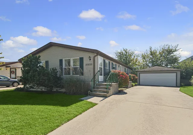 Photo 2 of Manufactured home for sale at 10825 W Gateway Dr, Frankfort, IL 60423 | MLS# 12777499 | Listing updated on 2026-10-07