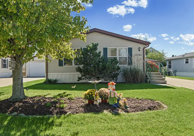 Photo 3 of Manufactured home for sale at 10825 W Gateway Dr, Frankfort, IL 60423 | MLS# 12777499 | Listing updated on 2026-10-07