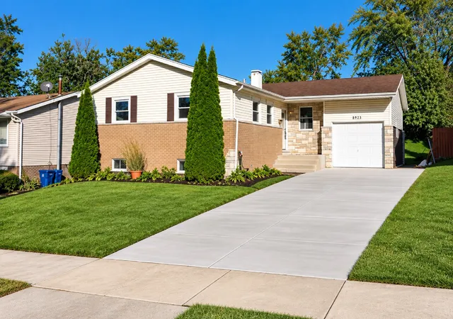Photo 1 of Single family home for sale at 8933 S Oakwood Dr, Hickory Hills, IL 60457 | MLS# 12777536 | Listing updated on 2026-10-05