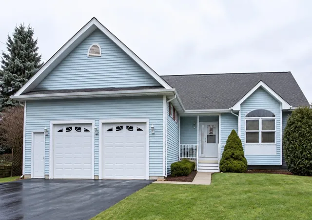 Photo 2 of Single family home for sale at 2001 Red Barn Rd, Woodstock, IL 60098 | MLS# 12777559 | Listing updated on 2026-10-09