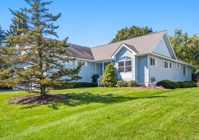 Photo 3 of Single family home for sale at 2001 Red Barn Rd, Woodstock, IL 60098 | MLS# 12777559 | Listing updated on 2026-10-09