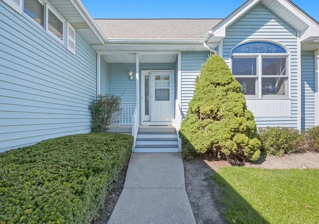 Photo 3 of Single family home for sale at 2001 Red Barn Rd, Woodstock, IL 60098 | MLS# 12777559 | Listing updated on 2026-10-09