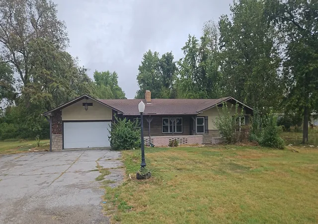 Single family home for sale at 1610 W Mccord St, Centralia, IL 62801 | MLS# 12777569