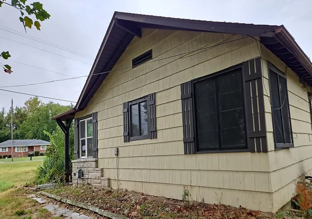 Photo 4 of Single family home for sale at 1610 W Mccord St, Centralia, IL 62801 | MLS# 12777569 | Listing updated on 2026-10-05
