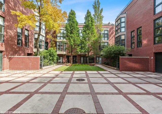 Listing Photo 1 - Condo for sale at Hearthstone, Unit E2 1701 N Halsted St, Hearthstone, Chicago, IL 60614 | Built Year: 1986-1991
