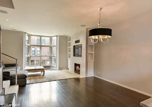 Listing Photo 3 - Condo for sale at Hearthstone, Unit E2 1701 N Halsted St, Hearthstone, Chicago, IL 60614 | Built Year: 1986-1991