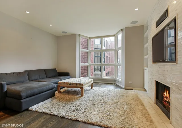 Listing Photo 5 - Condo for sale at Hearthstone, Unit E2 1701 N Halsted St, Hearthstone, Chicago, IL 60614 | Built Year: 1986-1991