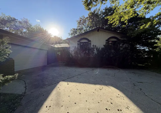 Photo 3 of Single family home for sale at 1222 Laurel Ln, Schaumburg, IL 60193 | MLS# 12777635 | Listing updated on 2026-10-07
