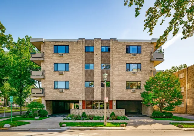 Photo 1 of Condo for sale at 224 N Kenilworth Ave #2B, Oak Park, IL 60302 | MLS# 12777647 | Listing updated on 2026-10-09