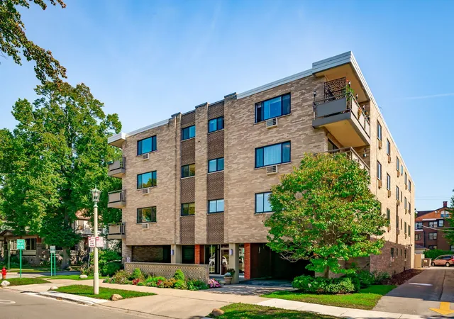 Photo 2 of Condo for sale at 224 N Kenilworth Ave #2B, Oak Park, IL 60302 | MLS# 12777647 | Listing updated on 2026-10-09