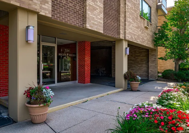 Photo 3 of Condo for sale at 224 N Kenilworth Ave #2B, Oak Park, IL 60302 | MLS# 12777647 | Listing updated on 2026-10-09