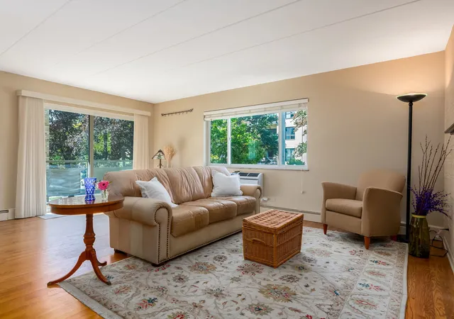 Photo 4 of Condo for sale at 224 N Kenilworth Ave #2B, Oak Park, IL 60302 | MLS# 12777647 | Listing updated on 2026-10-09