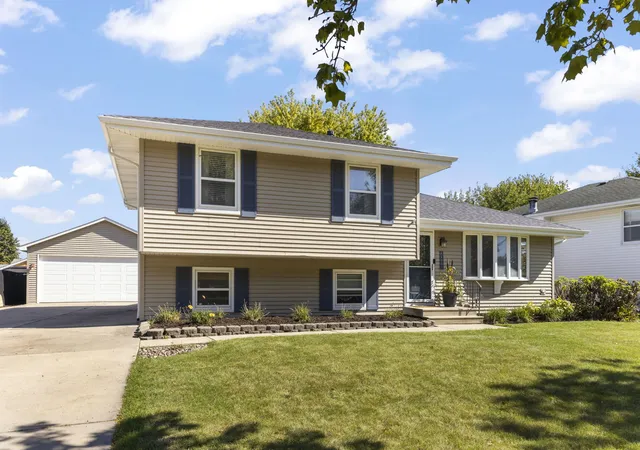 Photo 2 of Single family home for sale at 2908 Frank Turk Dr, Plainfield, IL 60586 | MLS# 12777658 | Listing updated on 2026-10-07