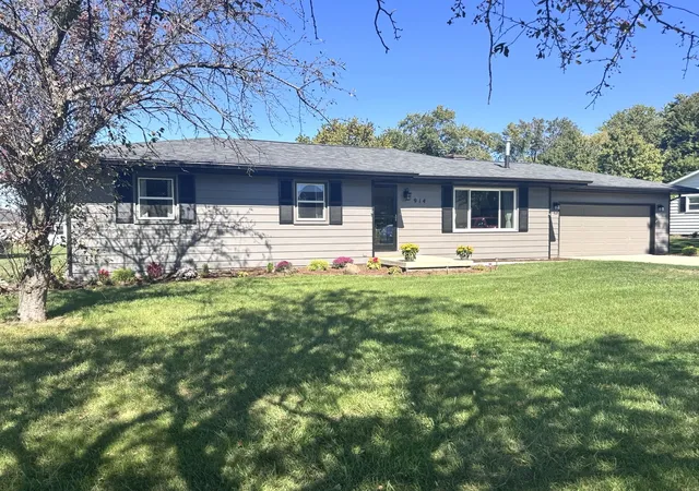 Photo 1 of Single family home for sale at 914 E Boyer St, Gibson City, IL 60936 | MLS# 12777698 | Listing updated on 2026-10-06