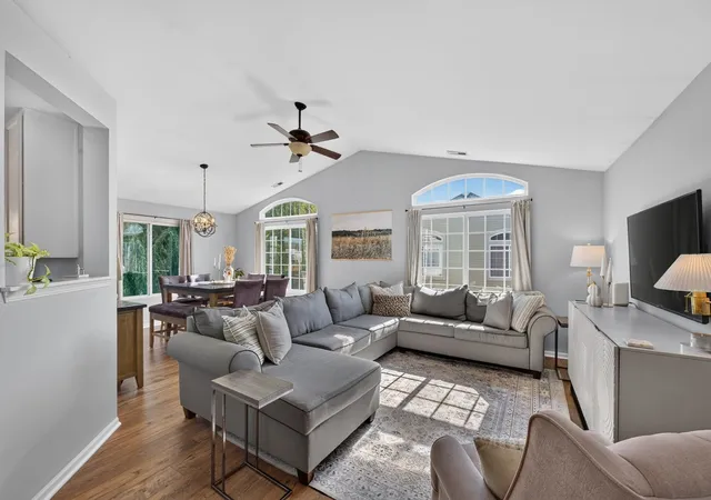 Listing Photo 5 - Condo for sale in building located at 2264 Summerlin Dr, Aurora, IL 60503 - Unit #2264