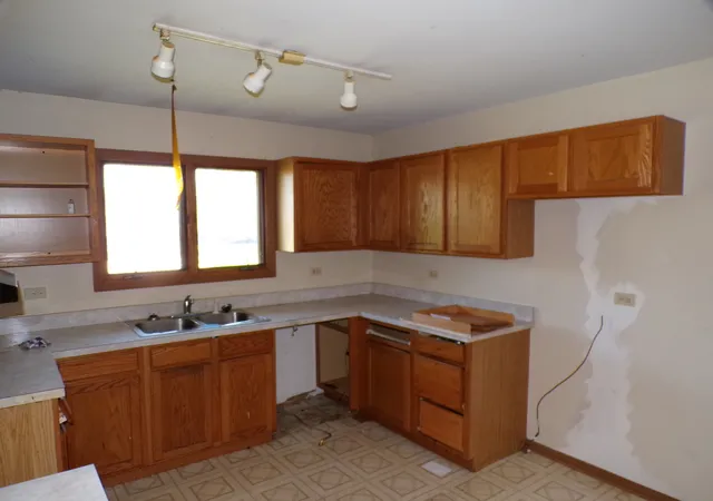 Photo 3 of Single family home for sale at 16614 Finch Ave, Harvey, IL 60426 | MLS# 12777751 | Listing updated on 2026-10-07