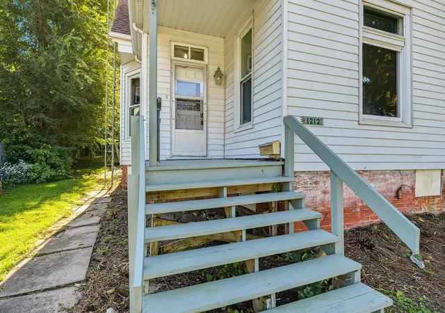 Photo 3 of Single family home for sale at 1212 W Olive St, Bloomington, IL 61701 | MLS# 12777766 | Listing updated on 2026-10-08