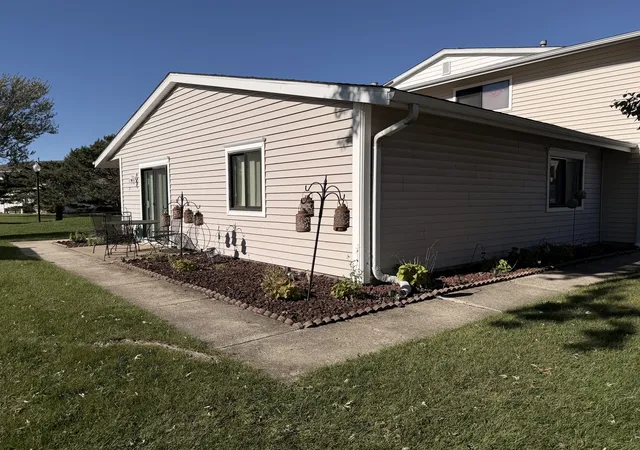 Photo 2 of Townhouse for sale at 112 Windward Dr, Schaumburg, IL 60194 | MLS# 12777770 | Listing updated on 2026-10-27