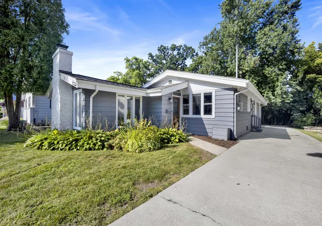 Photo 2 of Single family home for sale at 376 N West Ave, Elmhurst, IL 60126 | MLS# 12777788 | Listing updated on 2026-10-06