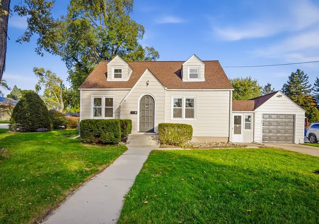 Photo 1 of Single family home for sale at 3 S Elgin Blvd, South Elgin, IL 60177 | MLS# 12777798 | Listing updated on 2026-10-22