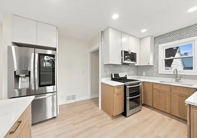 Photo 3 of Single family home for sale at 3 S Elgin Blvd, South Elgin, IL 60177 | MLS# 12777798 | Listing updated on 2026-10-22
