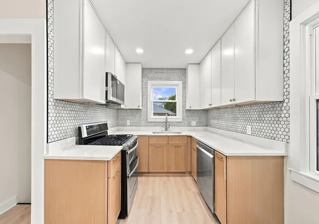 Photo 3 of Single family home for sale at 3 S Elgin Blvd, South Elgin, IL 60177 | MLS# 12777798 | Listing updated on 2026-10-22