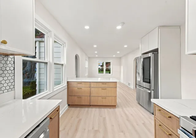 Photo 4 of Single family home for sale at 3 S Elgin Blvd, South Elgin, IL 60177 | MLS# 12777798 | Listing updated on 2026-10-22