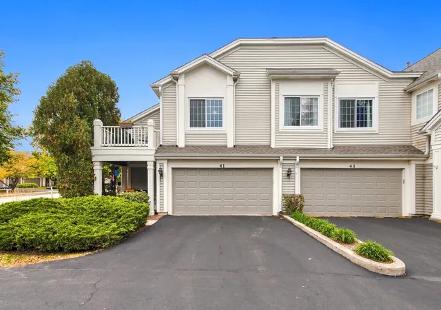 Photo 3 of Condo for sale at 41 W Briarwood Dr #41, Streamwood, IL 60107 | MLS# 12777808 | Listing updated on 2026-10-21