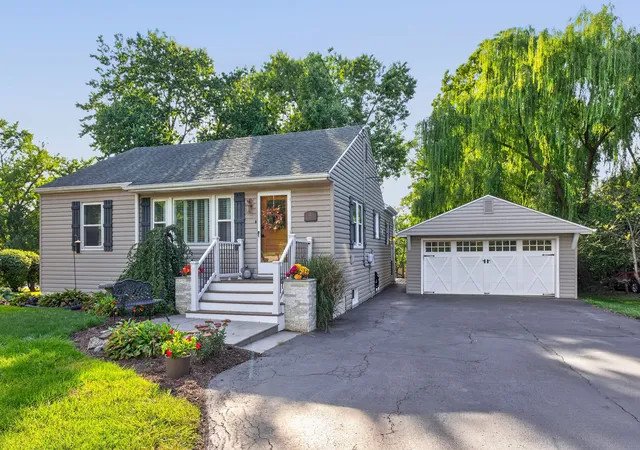 Photo 2 of Single family home for sale at 510 Grove St, Wood Dale, IL 60191 | MLS# 12777878 | Listing updated on 2026-10-06