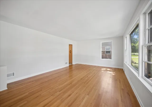 Photo 4 of Single family home for sale at 337 Eaton St, Northfield, IL 60093 | MLS# 12777887 | Listing updated on 2026-10-07