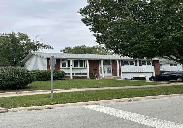 Photo 2 of Single family home for sale at 2727 Mitchell Dr, Woodridge, IL 60517 | MLS# 12777889 | Listing updated on 2026-10-06