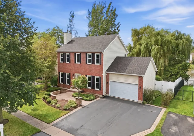 Photo 4 of Single family home for sale at 452 Spring Ridge Dr, Crystal Lake, IL 60012 | MLS# 12777902 | Listing updated on 2026-10-07