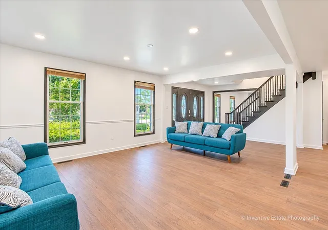 Photo 3 of Single family home for sale at 7 Willow Bay Dr, South Barrington, IL 60010 | MLS# 12777904 | Listing updated on 2026-10-08