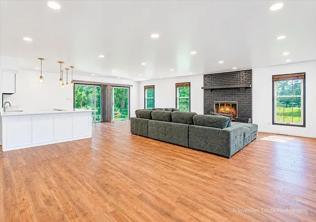 Photo 4 of Single family home for sale at 7 Willow Bay Dr, South Barrington, IL 60010 | MLS# 12777904 | Listing updated on 2026-10-08