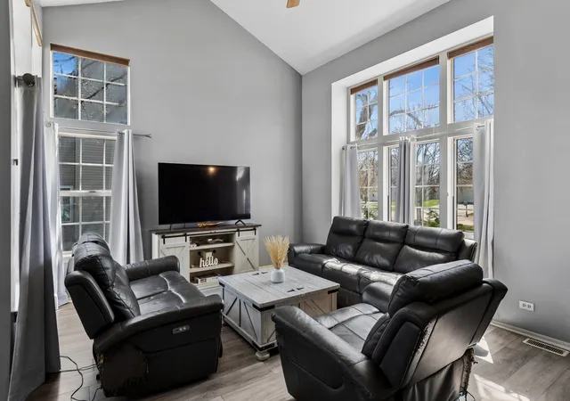 Photo 3 of Single family home for sale at 909 Brompton Cir, Bolingbrook, IL 60440 | MLS# 12777924 | Listing updated on 2026-10-06