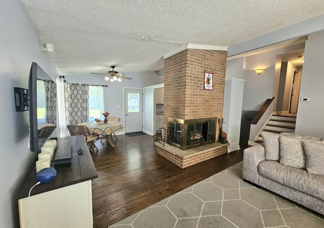 Photo 4 of Single family home for sale at 567 S Lewis Ave, Lombard, IL 60148 | MLS# 12777932 | Listing updated on 2026-10-08