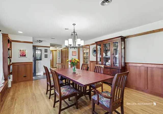 Photo 3 of Single family home for sale at 907 Sherwood Dr, Prospect Heights, IL 60070 | MLS# 12777951 | Listing updated on 2026-10-06