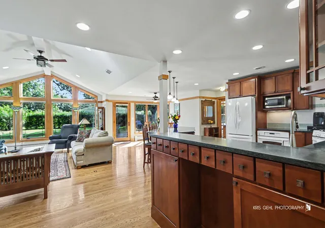 Photo 3 of Single family home for sale at 907 Sherwood Dr, Prospect Heights, IL 60070 | MLS# 12777951 | Listing updated on 2026-10-06