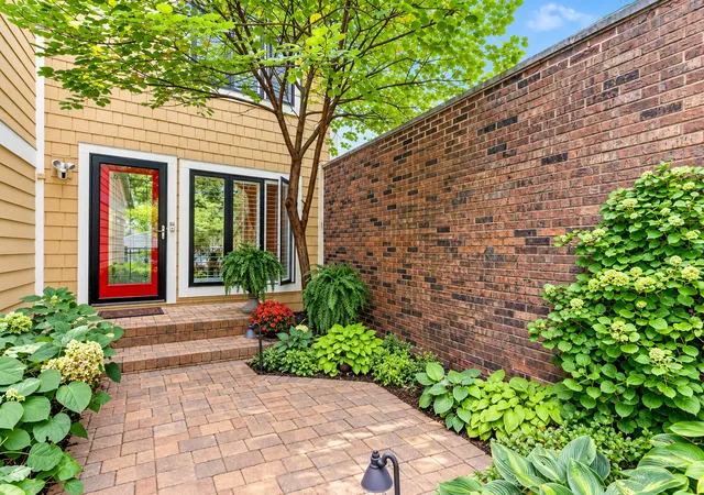 Photo 2 of Townhouse for sale at 2098 Creekside Dr, Wheaton, IL 60189 | MLS# 12777958 | Listing updated on 2026-10-21