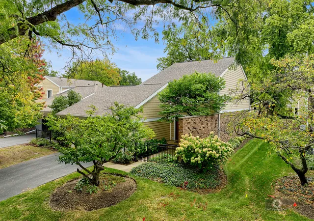 Photo 3 of Townhouse for sale at 2098 Creekside Dr, Wheaton, IL 60189 | MLS# 12777958 | Listing updated on 2026-10-21